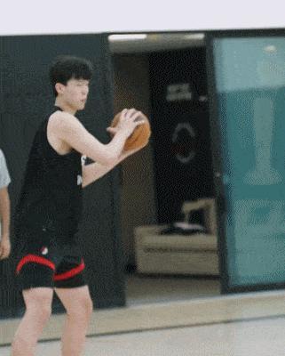 杨瀚森出征拉斯维加斯！开拓者官方晒其训练：连秀暴力空接大笑庆祝 夏联首秀倒计时